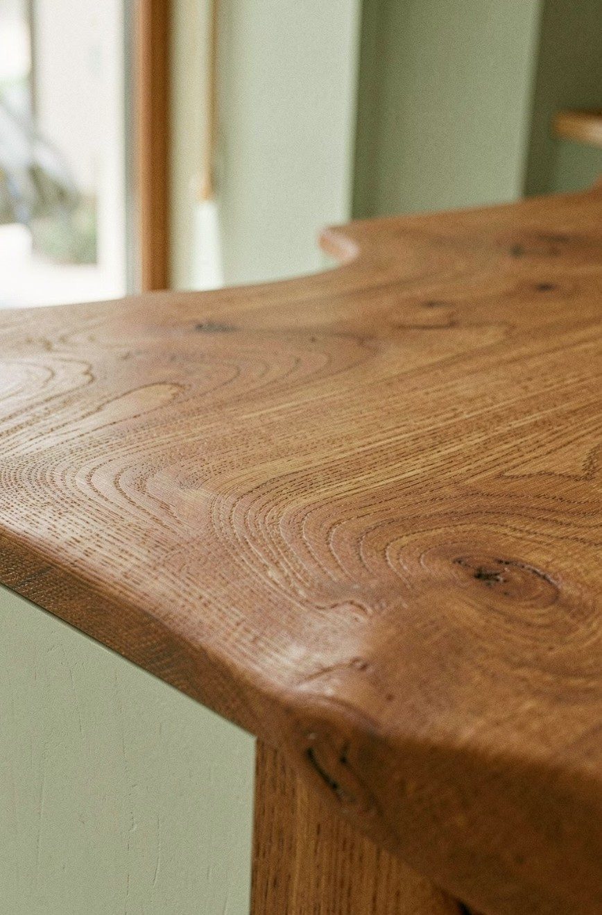 Warmes Holzdetail aus der Praxisgestaltung